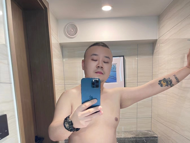 U��
